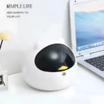 Mini basurera de escritorio blanca con tapa decorativa tipo gato, ideal para mantener ordenado el espacio de trabajo.