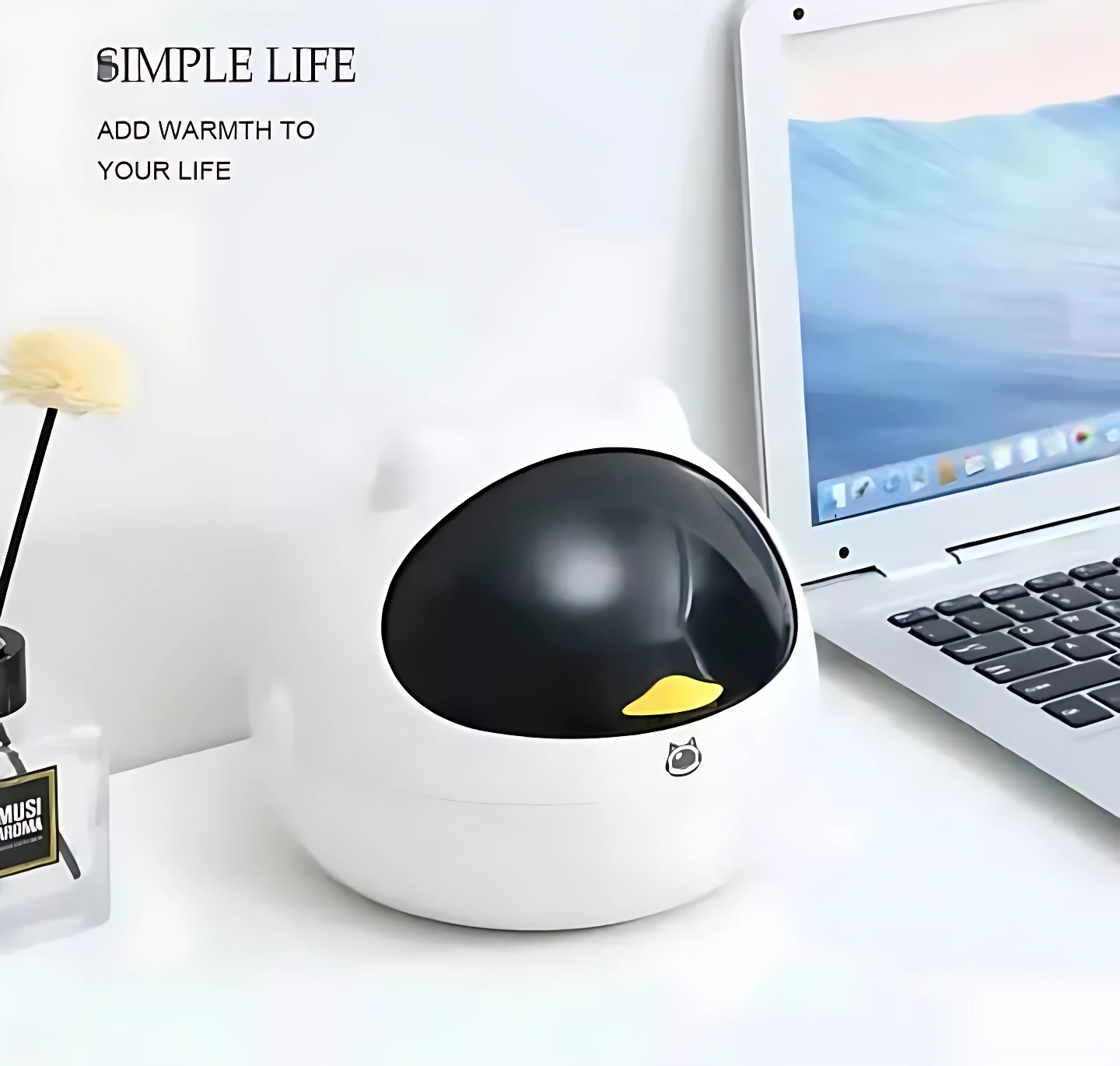 Mini basurera de escritorio blanca con tapa decorativa tipo gato, ideal para mantener ordenado el espacio de trabajo.
