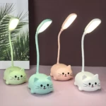 Mini lámparas de escritorio LED recargables USB con base en forma de gatito en colores verde, azul, rosa y blanco.