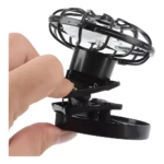 Mini ventilador solar negro para gorra, sujeto con pinza a mano.