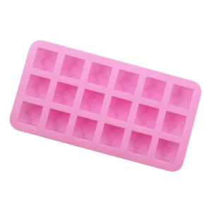 Molde de silicona rosa con 16 cavidades cuadradas para hielo o repostería.