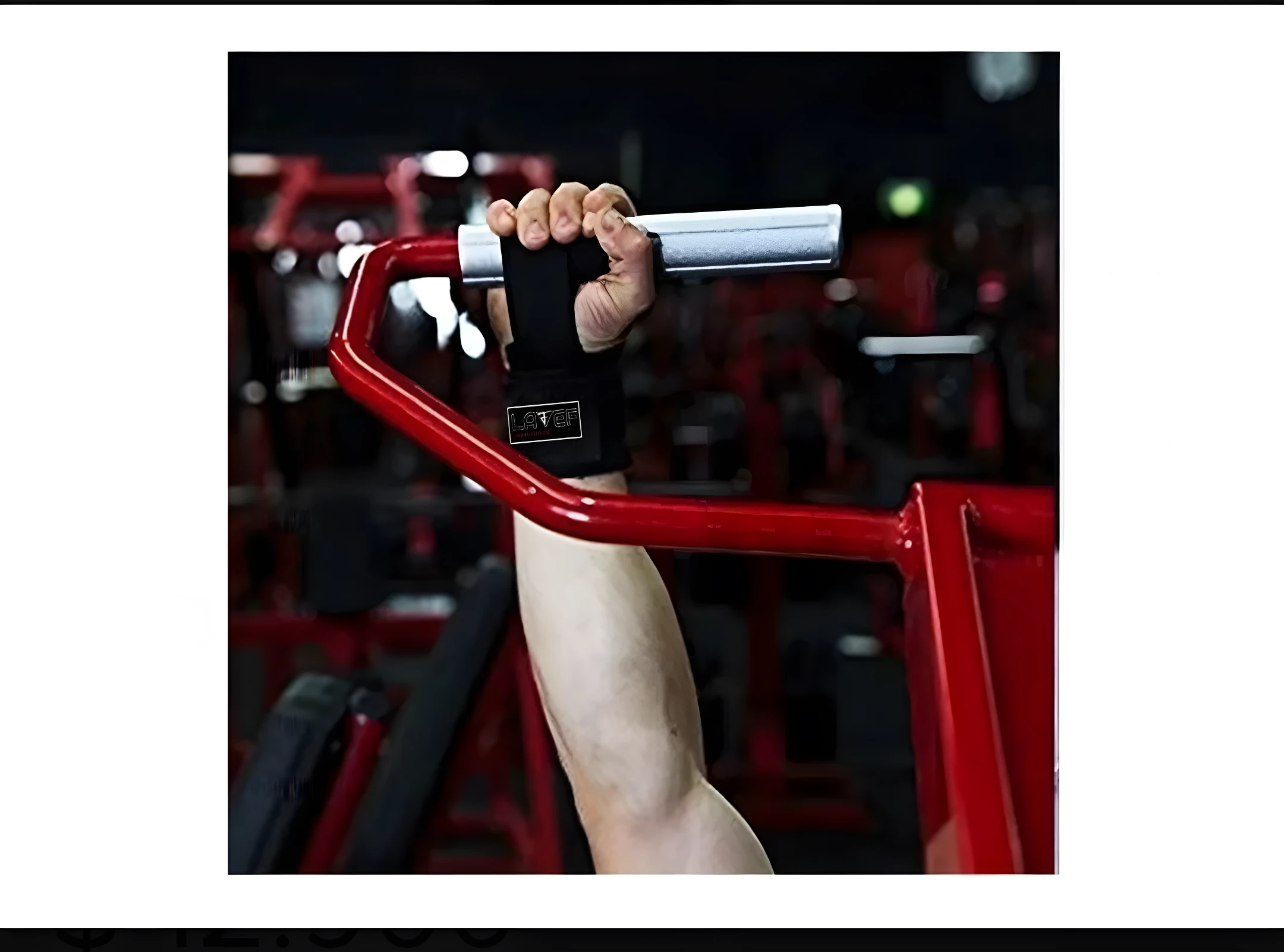Muñequeras de gym negras, detalle logo blanco, mano sujetando barra de pesas, equipo rojo en fondo.