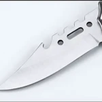 Navaja táctica plateada para camping y pesca, con filo dentado y agujero para pulgar. Detalle del acero pulido.
