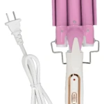 Onduladora de cabello con 3 tubos rosados, mango blanco y cable de carga.