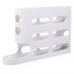 Organizador de huevos blanco para nevera, con capacidad para 6 unidades en cada fila y dispensador inferior.