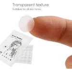 Parche transparente para acné en dedo, ideal para todo tono de piel, en empaque con diseño de mujer.