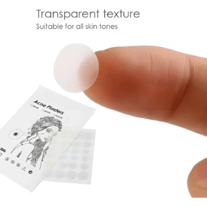 Parche transparente para acné en dedo, ideal para todo tono de piel, en empaque con diseño de mujer.