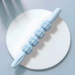 Palo masajeador muscular azul con rodillos texturizados y asas ergonómicas para aliviar tensión y drenaje linfático.