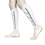Pantorilleras de compresión blancas para running con diseño de franjas grises y negra, cubriendo parte de las piernas.