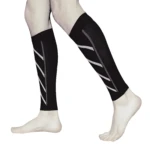 Pantorilleras de compresión negras para running con diseño de líneas blancas y grises, cubriendo el tobillo hasta la pantorrilla.