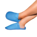 Pantuflas azules de terapia para pies, con relleno visible, ideal para aliviar dolor y relajar.