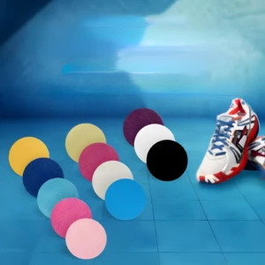 Set de parches reparadores adhesivos para zapatos, varios colores vibrantes, con zapatilla deportiva al lado.