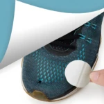 Parche reparador para zapatos adhiere sobre roturas en calzado deportivo azul oscuro, se exhiben 5 parches de muestra en colores: negro, blanco, gris claro, gris oscuro y beige.