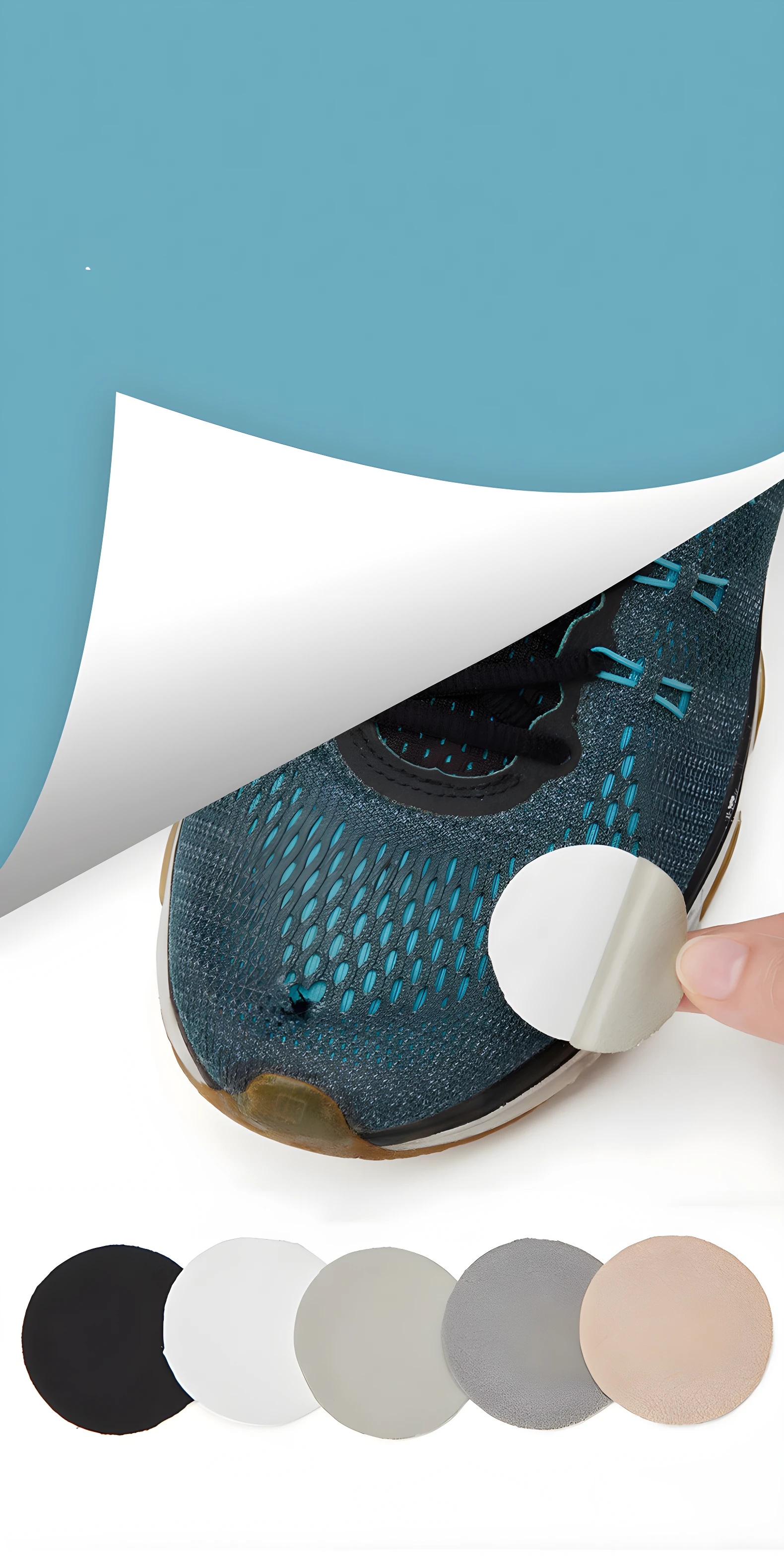 Parche reparador para zapatos adhiere sobre roturas en calzado deportivo azul oscuro, se exhiben 5 parches de muestra en colores: negro, blanco, gris claro, gris oscuro y beige.