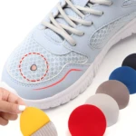 Parche reparador adhesivo amarillo y gris para zapatos, se muestra junto a zapatilla azul y parches de colores.