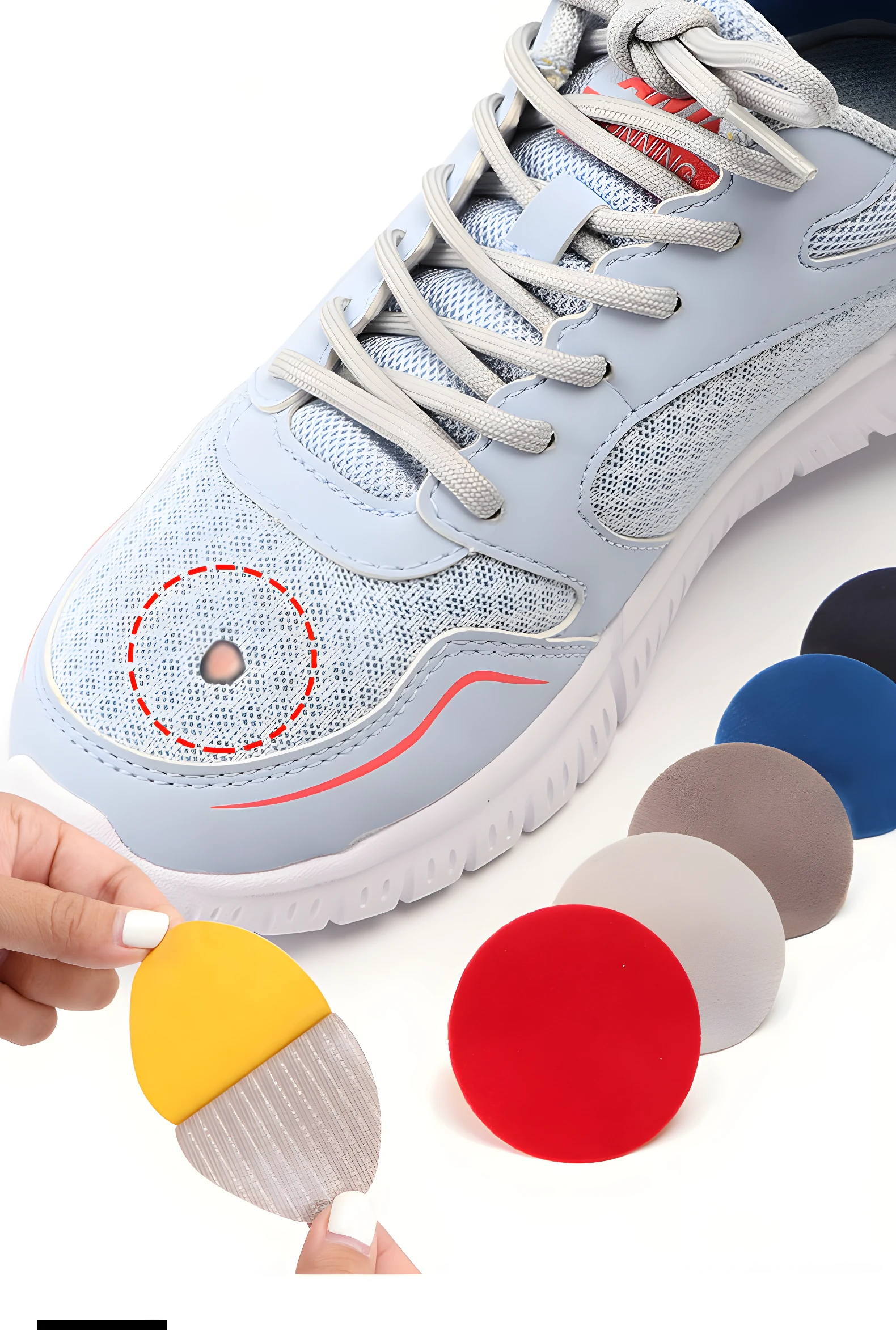 Parche reparador adhesivo amarillo y gris para zapatos, se muestra junto a zapatilla azul y parches de colores.