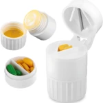 Pastillero circular blanco con cortador y compartimentos para organizar pastillas y cápsulas verdes.