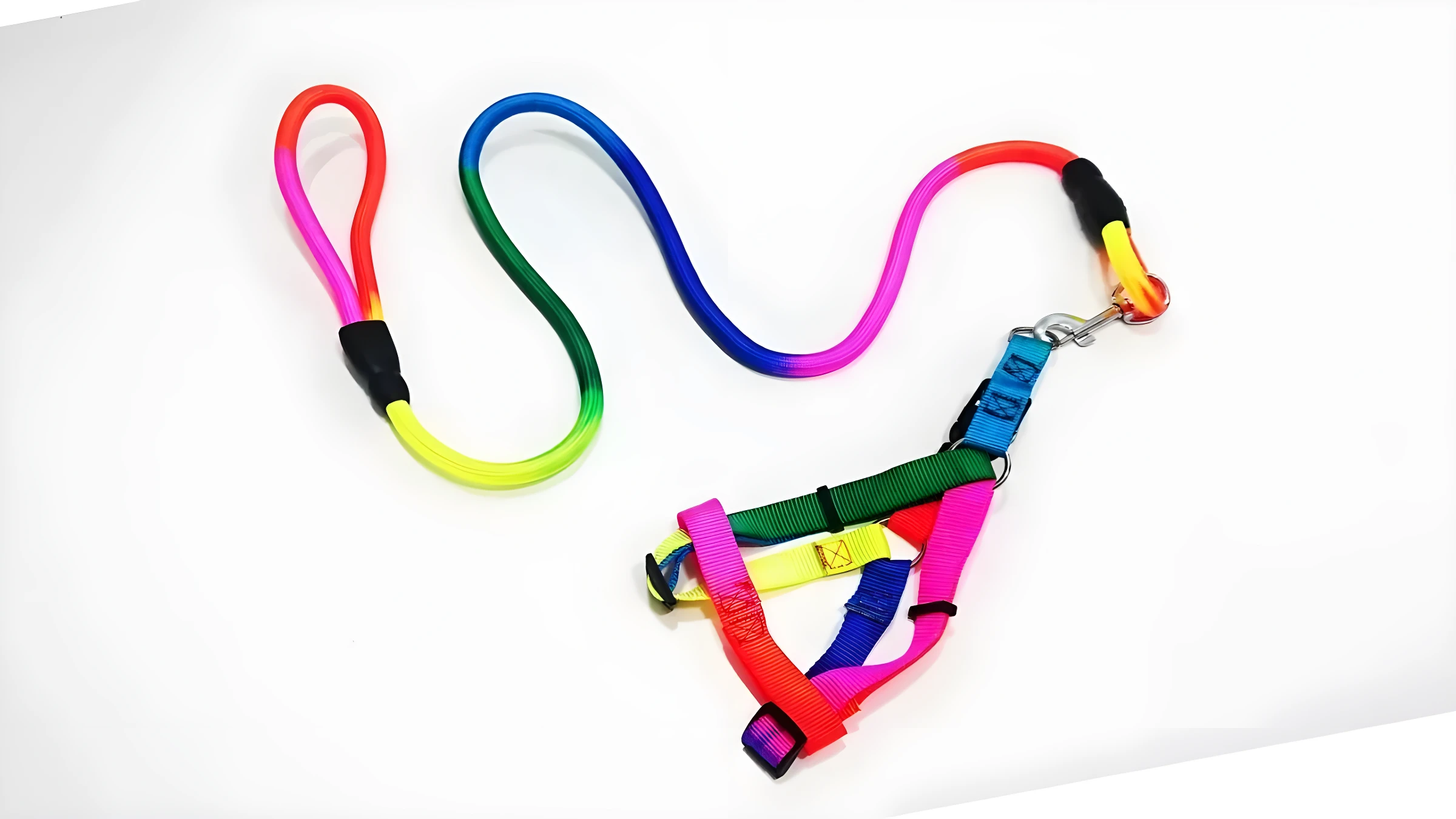 Pechera y cuerda para mascotas arcoíris, con correas ajustables y gancho metálico, ideal para paseos.