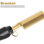 Detalle del cepillo alisador de cabello con acabado dorado, enfocado en el soporte metálico integrado para apoyar la herramienta de forma segura.