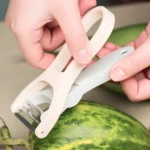 Pelador de frutas y verduras 360°, mango beige y gris, para pelar una sandía.