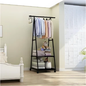 Perchero triangular negro con ruedas, ropa colgada, toallas apiladas y peluche.