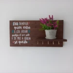 Perchero de madera pino oscuro para llaves con mensaje decorativo y flores artificiales.
