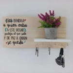 Perchero madera pino decorativo con frase "Dios bendiga" y flor artificial. Incluye ganchos para llaves.