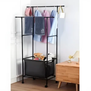 Perchero organizador negro con canasta, toallas, ropa y accesorios, ideal para maximizar espacio.