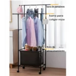 Perchero organizador negro con barra superior para pantalones y barra inferior para colgar ropa. Incluye canasta inferior y osos de peluche.