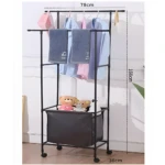 Perchero organizador negro de 78x160cm con dos niveles, canasta y ositos de peluche.