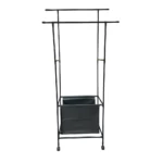 Perchero organizador de metal negro con dos niveles para colgar ropa y canasta inferior para accesorios, con ruedas.