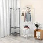 Perchero esquinero triangular gris con estantes y ganchos, ideal para organizar ropa y zapatos.