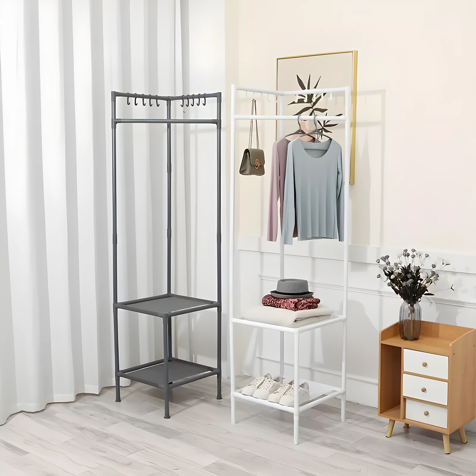 Perchero esquinero triangular gris con estantes y ganchos, ideal para organizar ropa y zapatos.