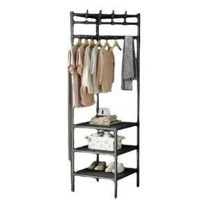 Perchero esquinero triangular negro con 3 estantes, 6 prendas y accesorios organizados.