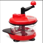 Picadora de alimento manual roja con manivela, cuchillas y base transparente, ideal para picar y rallar.