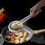 Pinzas de cocina de acero inoxidable con escurridor, ideales para freír y servir pollo y vegetales en sartén.