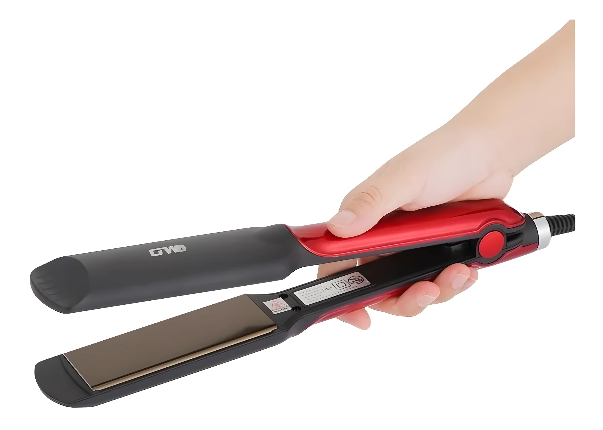 Plancha de cabello Remington roja con placas de cerámica y logo GWD, sostenida por mano.