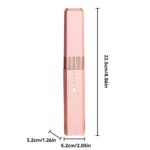 Plancha de cabello inalámbrica color rosa con textura en el mango, botón de encendido y medidas de 22.5 cm de alto por 5.2 cm de ancho.