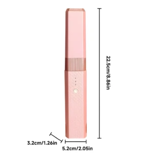 Plancha de cabello inalámbrica color rosa con textura en el mango, botón de encendido y medidas de 22.5 cm de alto por 5.2 cm de ancho.