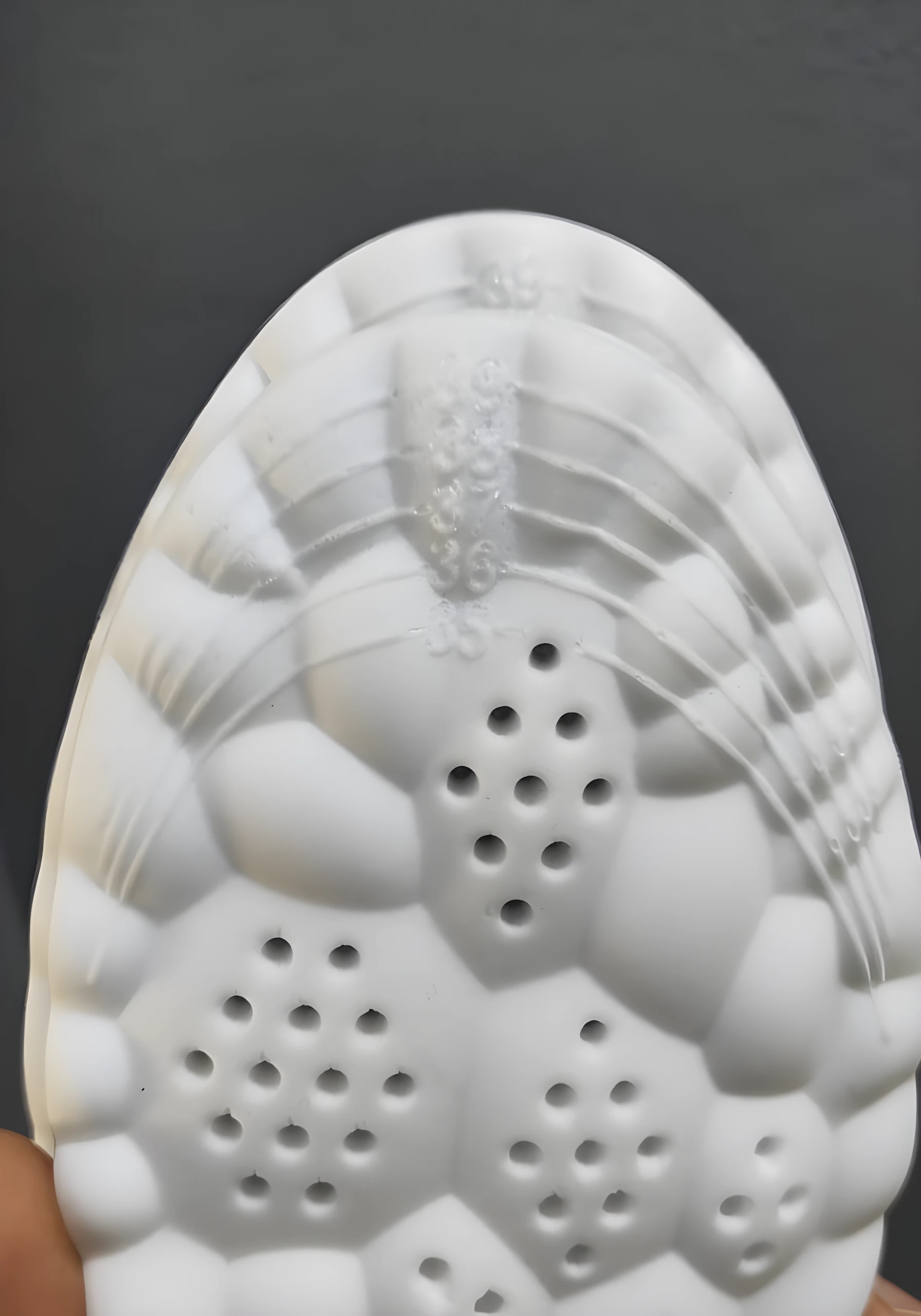 Plantilla de espuma viscoelástica blanca para calzado, talla 36, con diseño de burbujas y orificios.
