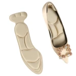 Set de 2 plantillas de tacón beige acolchadas para mujer y zapato de tacón beige adornado con pedrería.