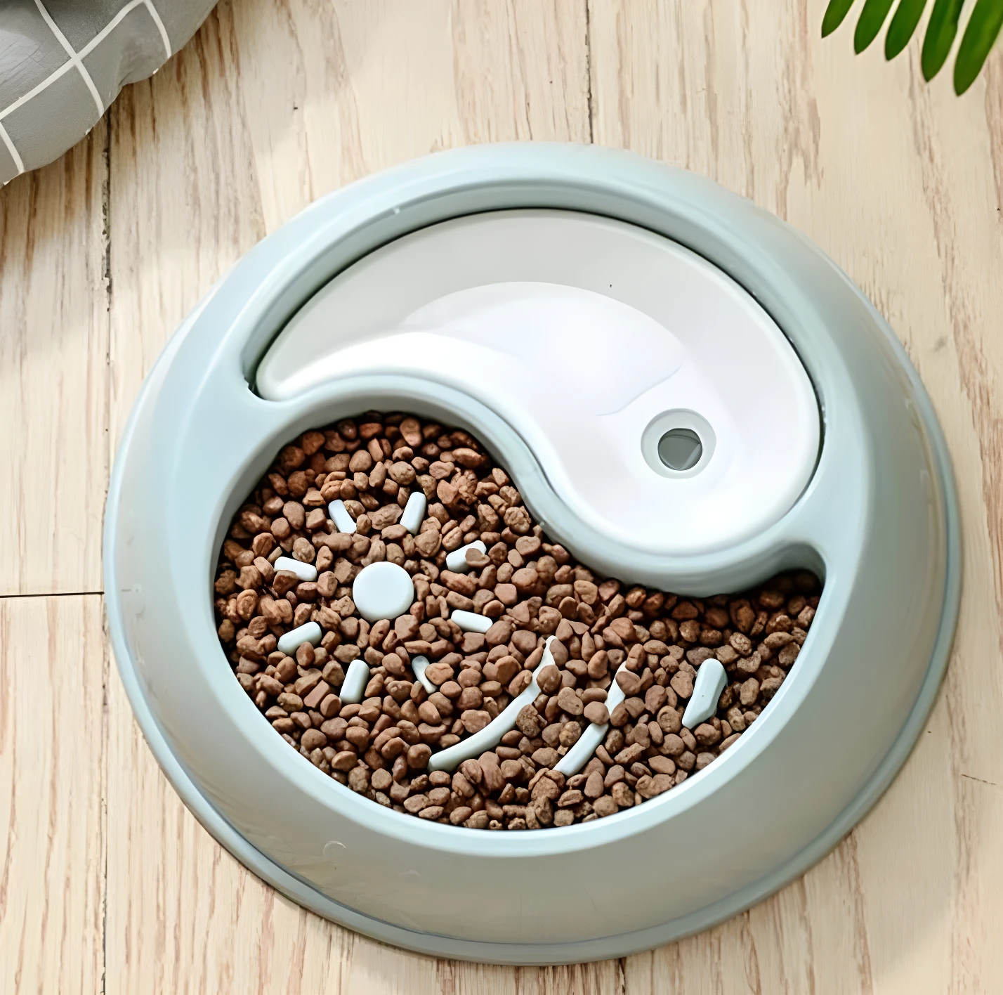 Plato antireflujo para mascotas color azul, diseño Yin Yang con compartimentos para alimento y agua, previene vómitos.