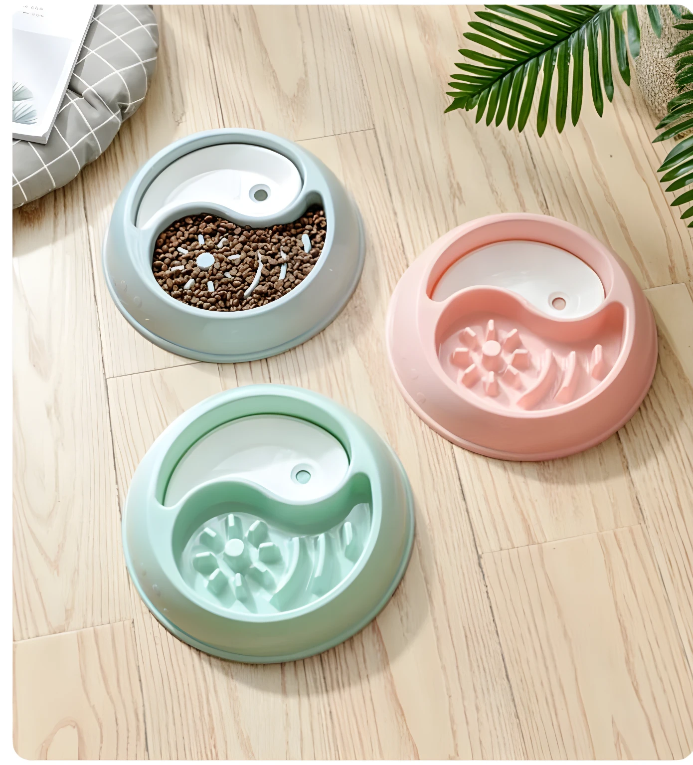 Platos interactivos Yin Yang para mascotas en azul, rosa y verde menta con divisiones para comida y agua.