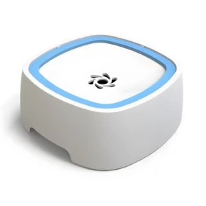 Bebedero para mascotas blanco con borde azul, superficie central con rejilla circular, diseño moderno para evitar derrames.