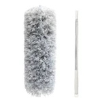 Plumero extensible de microfibra gris con mango plateado y blanco, ideal para limpieza en altura.