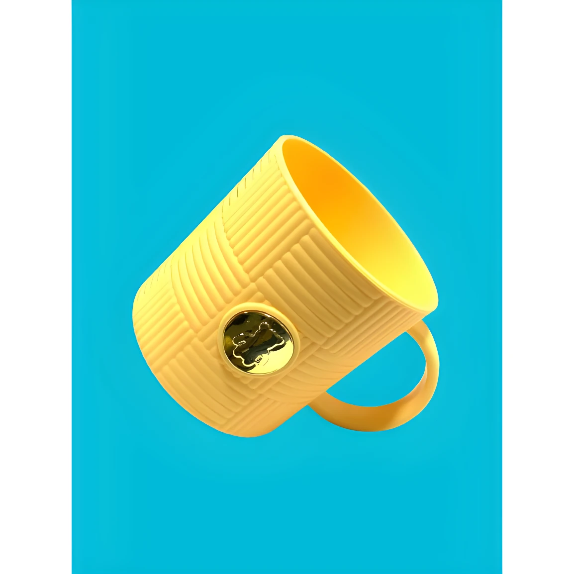 Pocillo amarillo con textura tejida y sello dorado circular con diseño, suspendido sobre fondo azul.