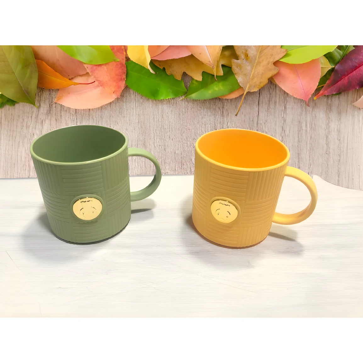 Set x2 pocillos color verde y amarillo con sello dorado.