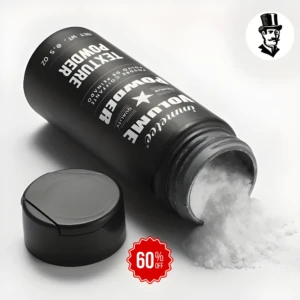 Envase negro de 0.5 oz de polvo texturizador para cabello, inclinado con la tapa abierta y parte del contenido blanco derramado. Incluye sello de 60% off.