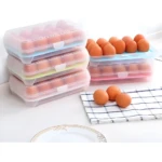 Porta huevos apilables de plástico con tapas transparentes y divisiones de colores azul, verde y rosa.