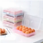 Porta huevos plástico transparente con tapa y base rosa, apilables, para 12 unidades.
